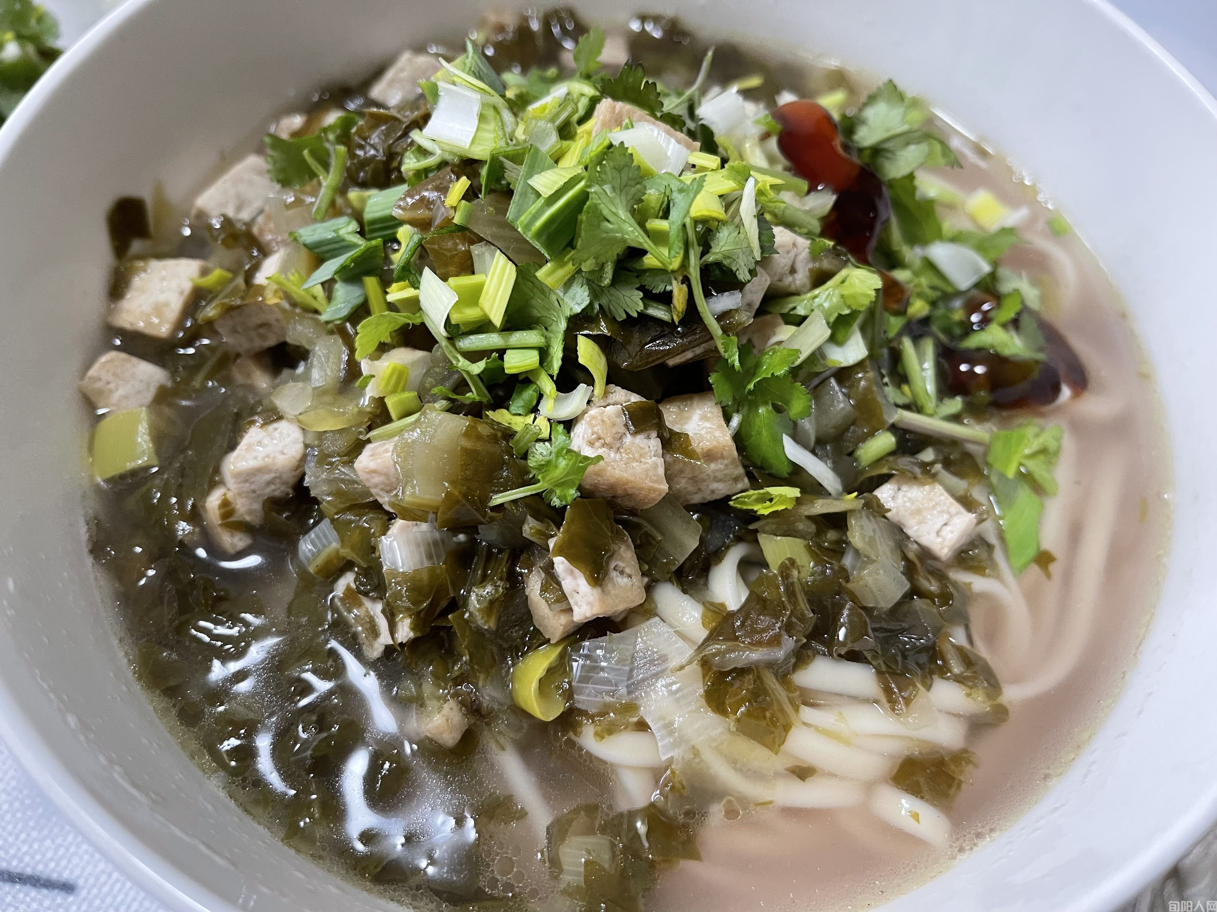 加了香菜蒜苗的酸菜两掺面.jpg