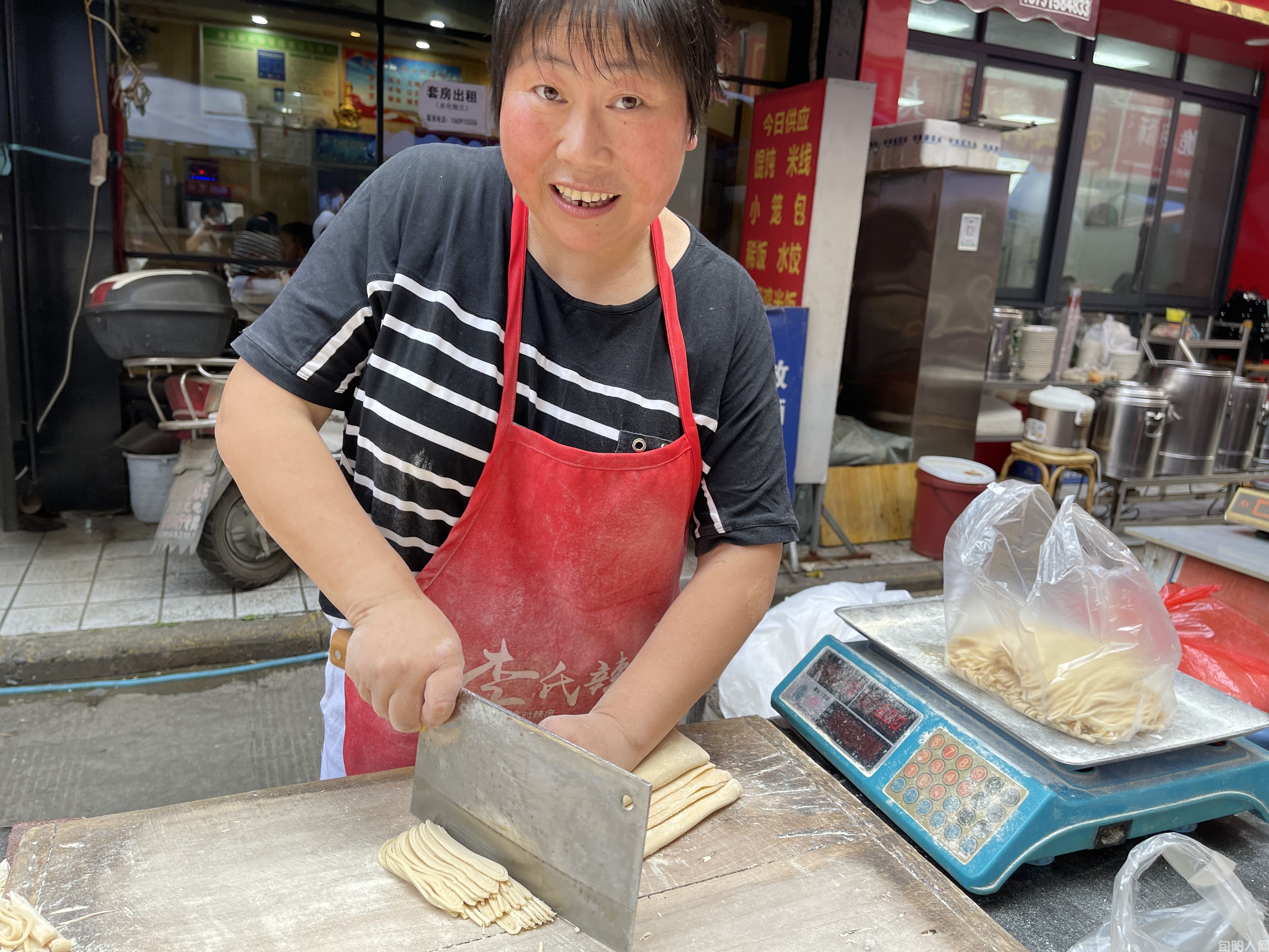 两掺面的老板.jpg