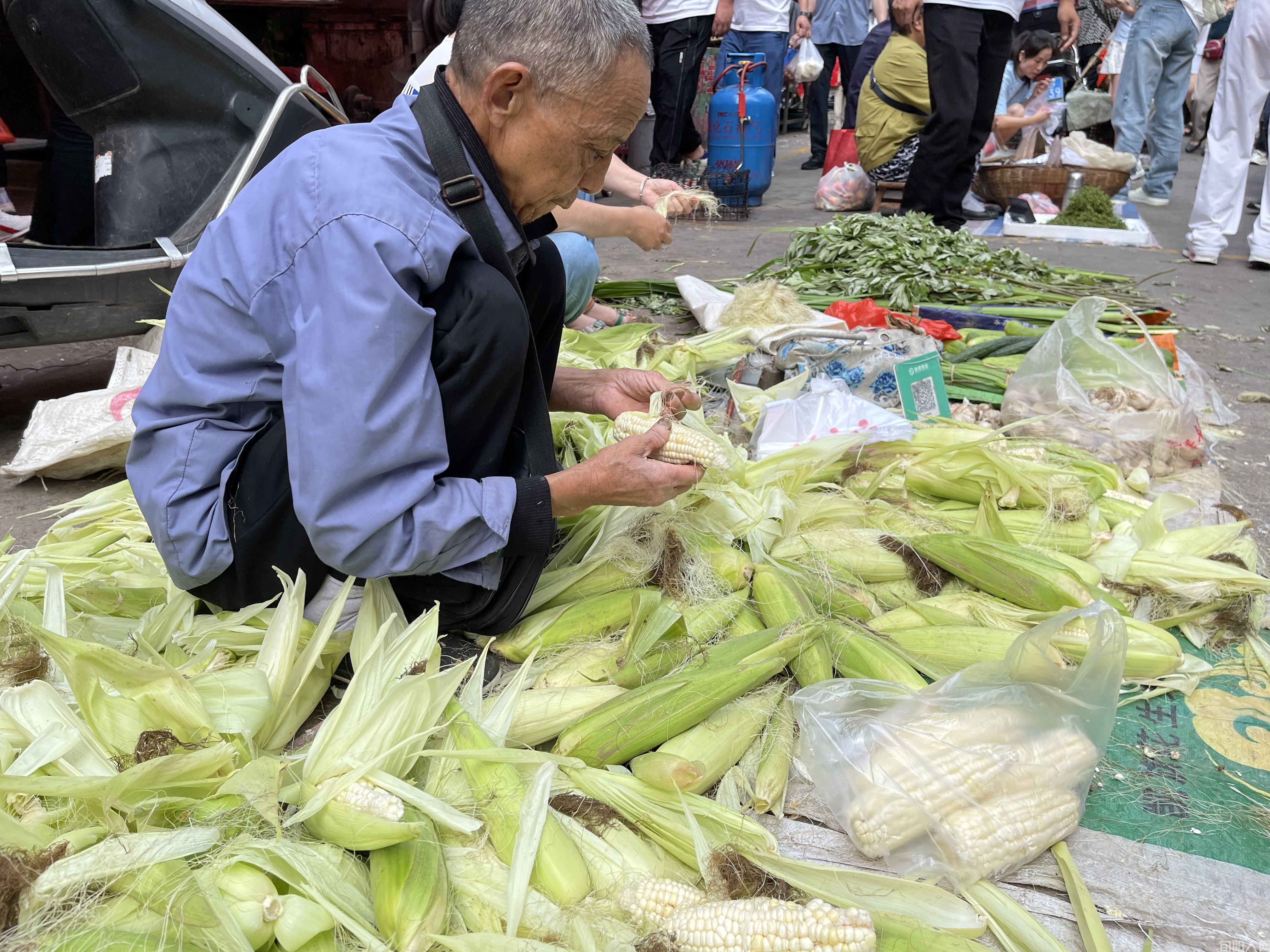 03卖玉米的大叔.jpg