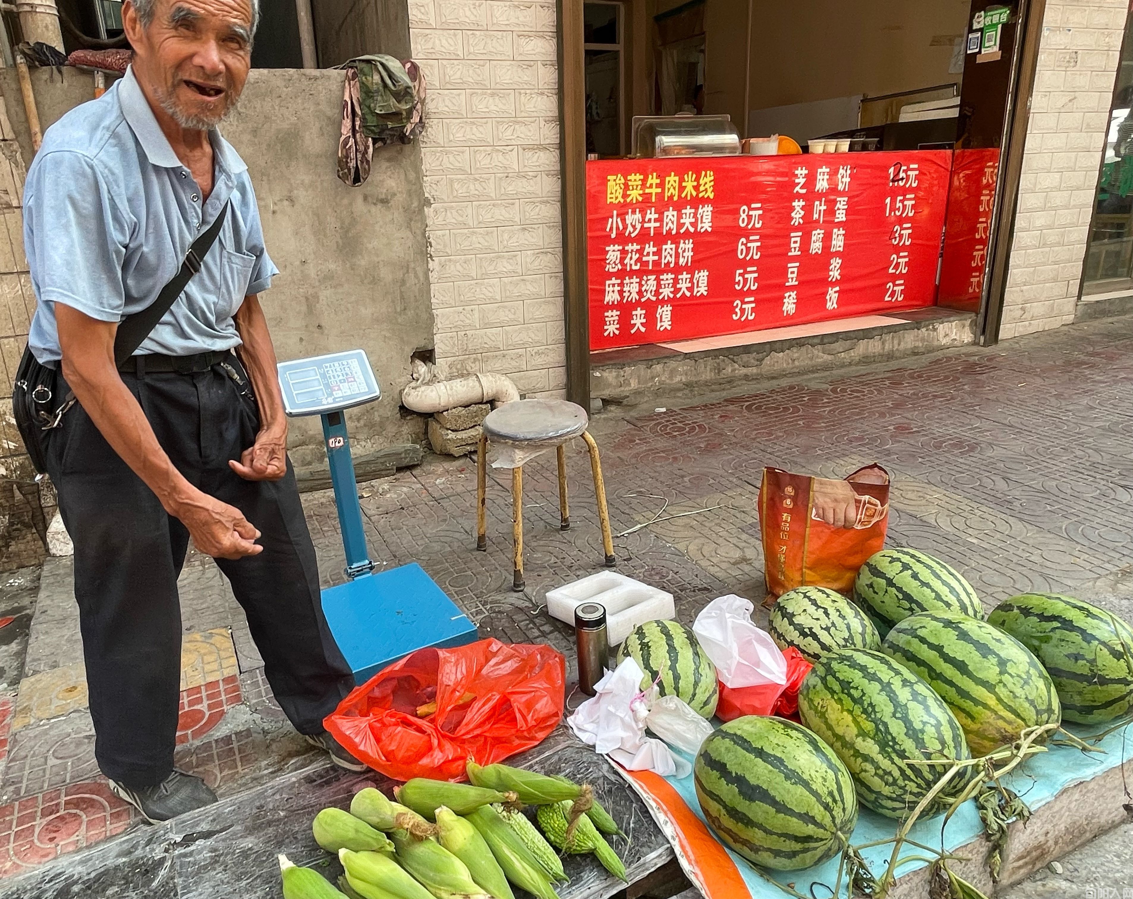 07卖西瓜的大叔.jpg