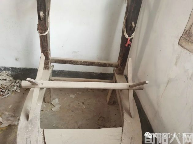 母亲的织布机                    文/闰土