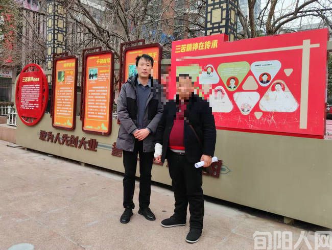 与当事人合影.jpg